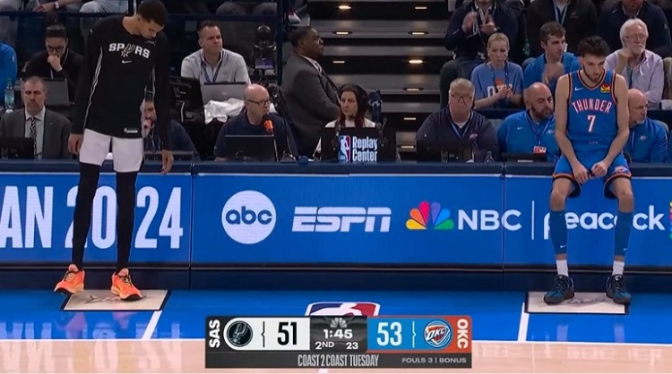 PP电子官网-针尖对麦芒！文班亚马和霍姆格伦同时走到技术台 死球后一起登场